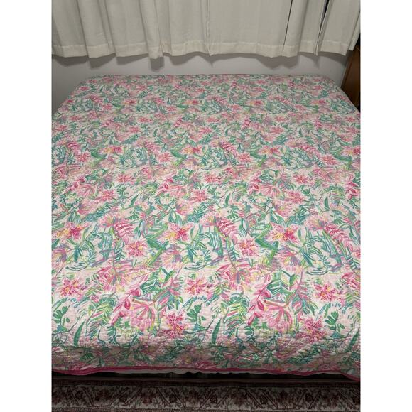 Pottery Barn X Lilly Pulitzer Reversible King Quilt in Lilly Of The Jungle - Picture 8 of 13